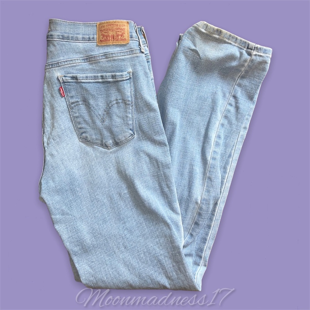 Light blue Levi 505 straight leg jeans.🦋